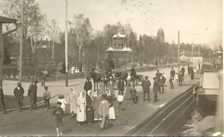 Ihmisiä Joensuun satamassa 1900-luvun alussa.